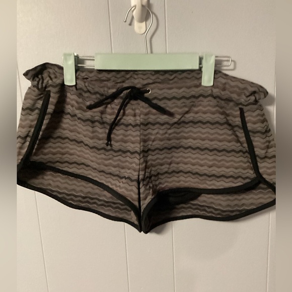 Athleta Pants - Athleta XL Running Short w/ built in undergarment. Gray/taupe waveline design